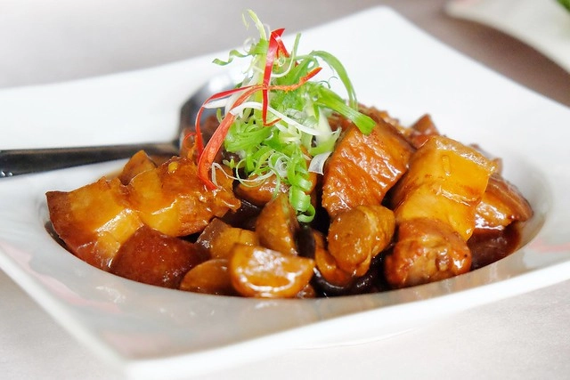 新月梧桐三義店｜漂亮的清水模建築裡，擁有綠意盎然的庭院和四面採光的落地窗設計 @飛天璇的口袋