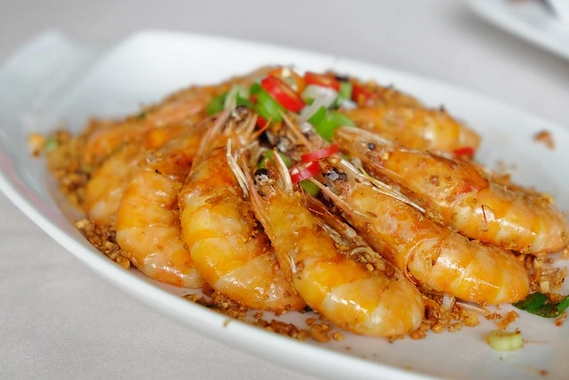 新月梧桐三義店｜漂亮的清水模建築裡，擁有綠意盎然的庭院和四面採光的落地窗設計 @飛天璇的口袋