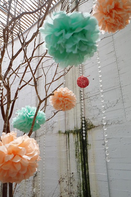 新月梧桐三義店｜漂亮的清水模建築裡，擁有綠意盎然的庭院和四面採光的落地窗設計 @飛天璇的口袋