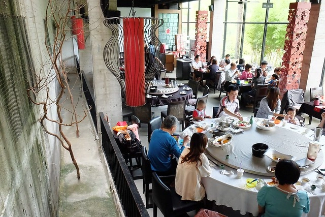 新月梧桐三義店｜漂亮的清水模建築裡，擁有綠意盎然的庭院和四面採光的落地窗設計 @飛天璇的口袋