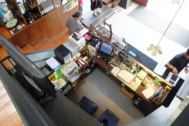 新月梧桐三義店｜漂亮的清水模建築裡，擁有綠意盎然的庭院和四面採光的落地窗設計 @飛天璇的口袋