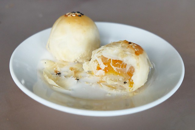 新月梧桐三義店｜漂亮的清水模建築裡，擁有綠意盎然的庭院和四面採光的落地窗設計 @飛天璇的口袋