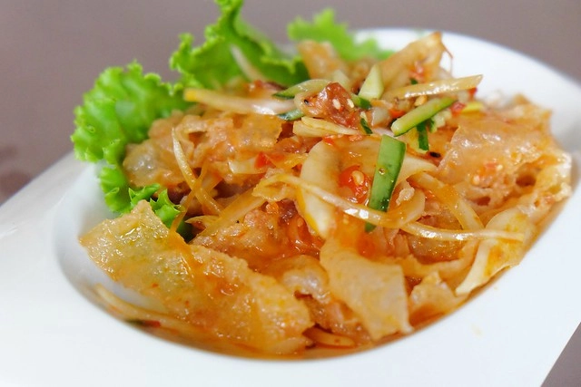 新月梧桐三義店｜漂亮的清水模建築裡，擁有綠意盎然的庭院和四面採光的落地窗設計 @飛天璇的口袋