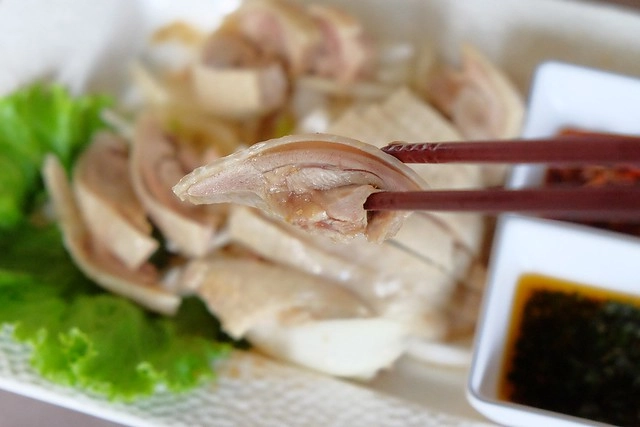 新月梧桐三義店｜漂亮的清水模建築裡，擁有綠意盎然的庭院和四面採光的落地窗設計 @飛天璇的口袋