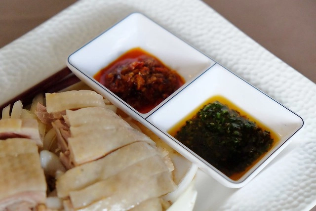 新月梧桐三義店｜漂亮的清水模建築裡，擁有綠意盎然的庭院和四面採光的落地窗設計 @飛天璇的口袋