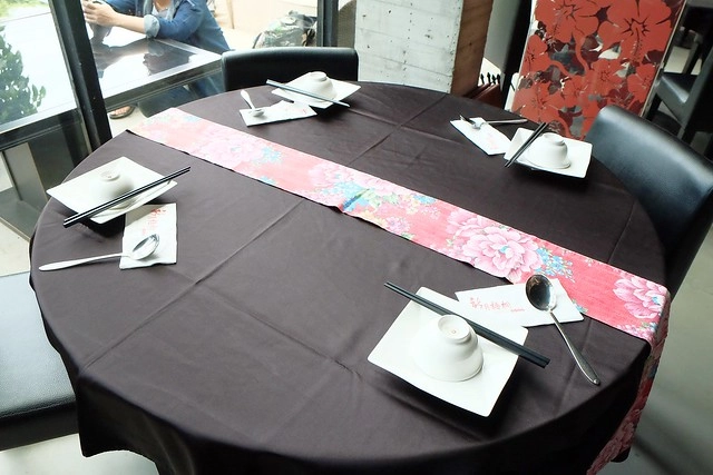 新月梧桐三義店｜漂亮的清水模建築裡，擁有綠意盎然的庭院和四面採光的落地窗設計 @飛天璇的口袋