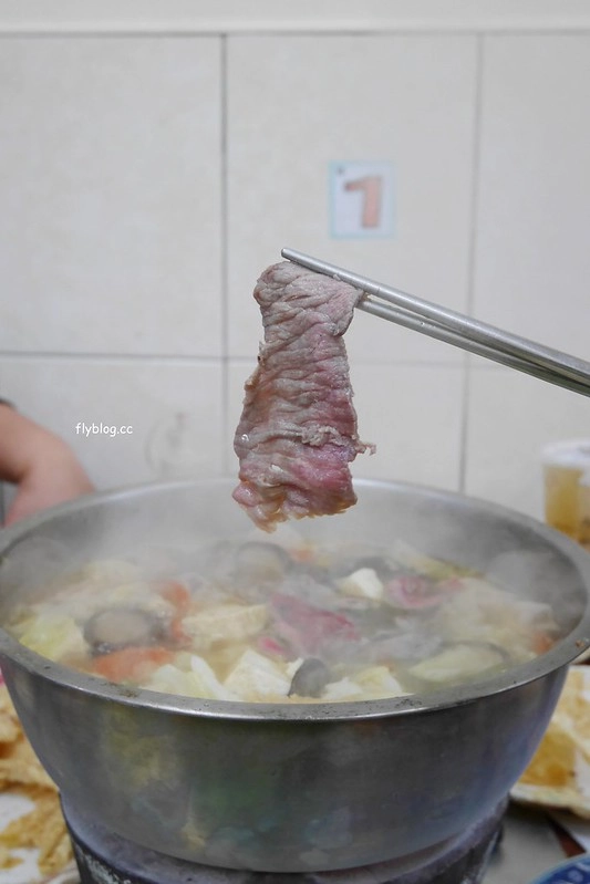 吉生沙茶火鍋｜冬天限定，用臉盆吃吉生沙茶火鍋，炭火煮吃的是古早味 @飛天璇的口袋