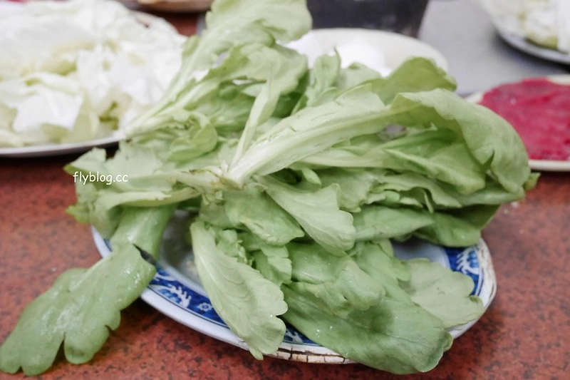 吉生沙茶火鍋｜冬天限定，用臉盆吃吉生沙茶火鍋，炭火煮吃的是古早味 @飛天璇的口袋
