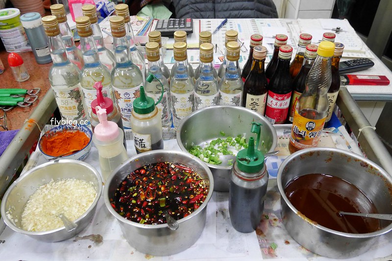 吉生沙茶火鍋｜冬天限定，用臉盆吃吉生沙茶火鍋，炭火煮吃的是古早味 @飛天璇的口袋