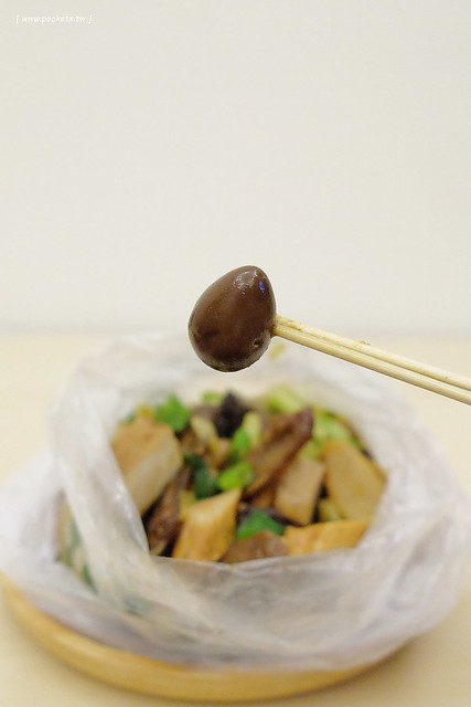 雄麻吉滷味┃台中小吃美食：位於北屯民俗公園前方，晚上才出沒的滷味發財車，滷味好吃又夠味，北屯人宵夜的好夥伴 @飛天璇的口袋