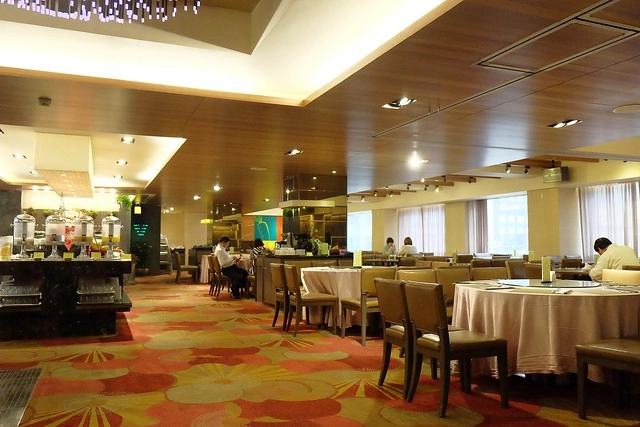 成旅晶贊飯店┃台中住宿推薦：充滿活力朝氣的清新綠色系飯店，位於台中市區鄰近台中火車站和台中公園，有健身房、洗衣室和商務室，房間免費Wi-Fi上網 @飛天璇的口袋