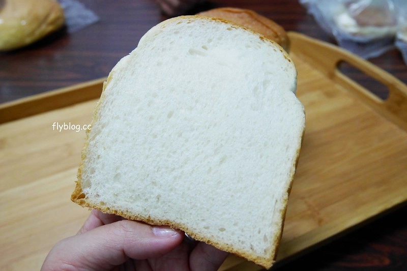 角食輕旅行｜(已搬至草屯並改名田間小路五十一號麵包研究所)：山琳集團的製品示範店，使用鳥越製粉和星野天然酵母種，蔥麵包使用添加鵝油特殊做法 @飛天璇的口袋