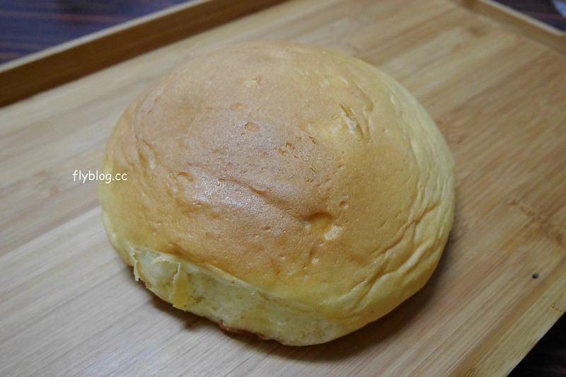 角食輕旅行｜(已搬至草屯並改名田間小路五十一號麵包研究所)：山琳集團的製品示範店，使用鳥越製粉和星野天然酵母種，蔥麵包使用添加鵝油特殊做法 @飛天璇的口袋