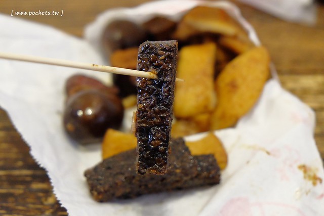 東海東山鴨頭．柳丁鴨專賣店┃東海美食推薦：東海超人氣排隊美食，柳丁鴨酸甜酥脆帶有果香，鐵蛋紮實入味好吃，豆干米血軟嫩Q彈 @飛天璇的口袋