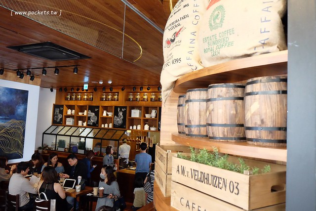 卡啡那台中店：裝潢漂亮大器深具質感，甜點飲料價格平實的咖啡館 @飛天璇的口袋