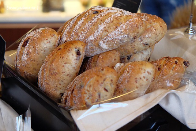 卡啡那台中店：裝潢漂亮大器深具質感，甜點飲料價格平實的咖啡館 @飛天璇的口袋