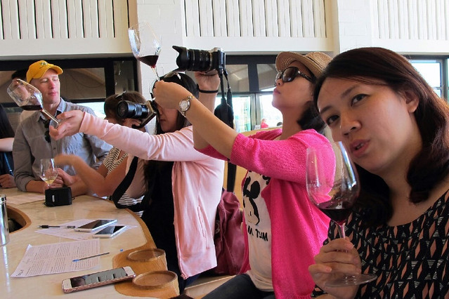 澳洲墨爾本｜帕芬比利 Puffing Billy，搭乘澳洲最古老蒸汽火車，零距離接觸野生鸚鵡、飛派餐廳 Pie in the sky午餐、Sky High眺望台賞美景、LV旗下Chandon酒莊品嚐美酒 @飛天璇的口袋