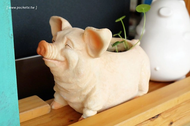 熊轉家小豬食┃霧峰美食餐廳：手作餐點嚴選用心食材，室內有很多可愛的小豬，位於霧峰921地震園區裡面，鄰近霧峰光復新村，是親子友善餐廳 @飛天璇的口袋