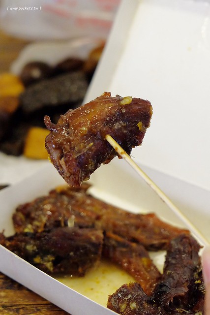 東海東山鴨頭．柳丁鴨專賣店┃東海美食推薦：東海超人氣排隊美食，柳丁鴨酸甜酥脆帶有果香，鐵蛋紮實入味好吃，豆干米血軟嫩Q彈 @飛天璇的口袋