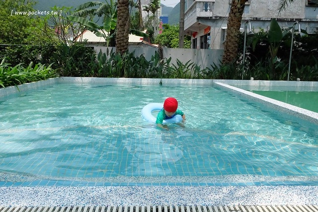 在鷺上生活會館┃宜蘭民宿推薦：豪華又頂級的全新民宿，擁有庭園游泳池、露天BBQ、嬰兒房，每間房間備有透明浴室、大型浴缸，貼心下午茶和豐盛九宮格早餐 @飛天璇的口袋