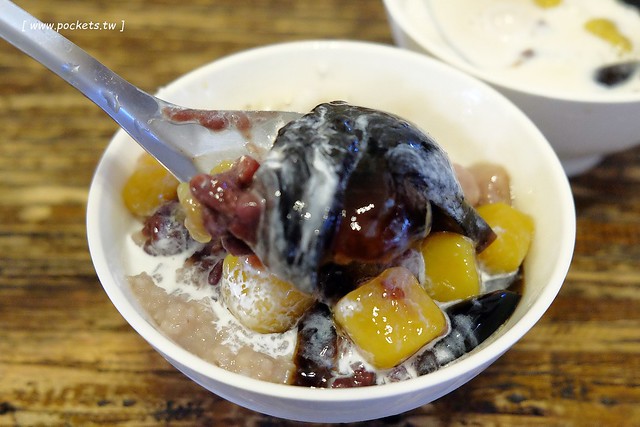 龍門客棧美食．仙草凍芋圓之家┃東海小吃美食：據說內行人都吃這家，芋圓紮實Q彈，料多好吃又不貴，我們全家一吃成主顧 @飛天璇的口袋