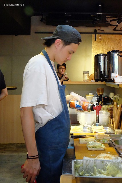 明治時期碳烤吐司｜使用小農直送鮮乳、nutella榛果醬、福源花生醬，火爐碳烤肉品降低油脂，料多實在現點現做，品嚐松山區巷弄間的小清新(已歇業) @飛天璇的口袋