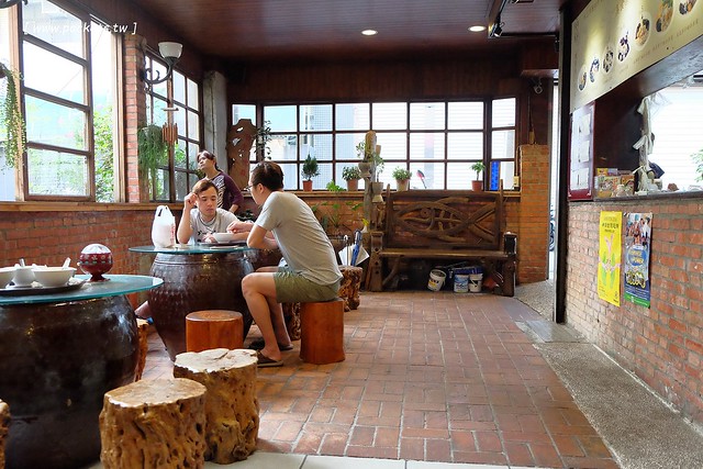 龍門客棧美食．仙草凍芋圓之家┃東海小吃美食：據說內行人都吃這家，芋圓紮實Q彈，料多好吃又不貴，我們全家一吃成主顧 @飛天璇的口袋