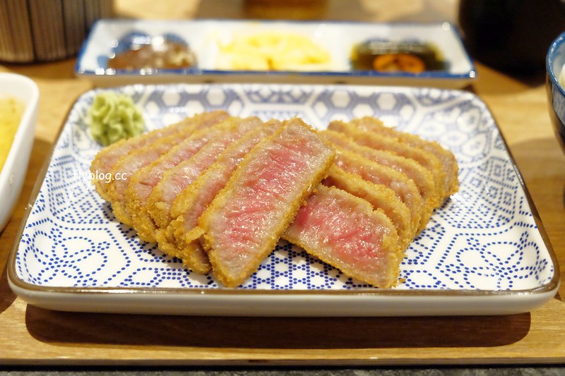 乍牛．王品炸牛排專賣┃台中西屯：牛排也可以用炸的，自已DIY調整熟度，還有台中店每次限定A5和牛，新光三越百貨10樓美食 @飛天璇的口袋