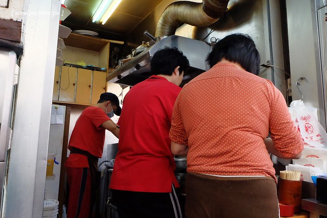 東海東山鴨頭．柳丁鴨專賣店┃東海美食推薦：東海超人氣排隊美食，柳丁鴨酸甜酥脆帶有果香，鐵蛋紮實入味好吃，豆干米血軟嫩Q彈 @飛天璇的口袋