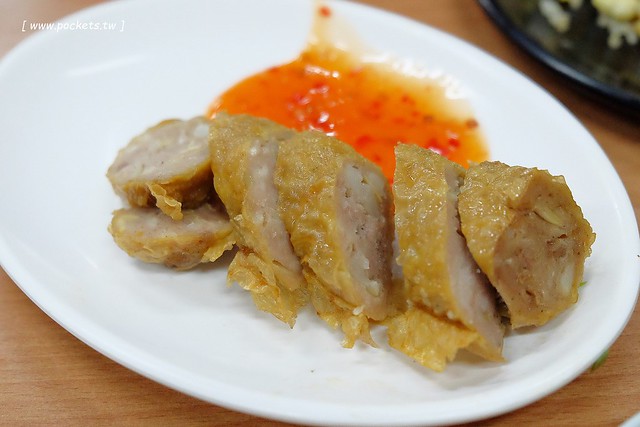 陸軍小館┃台中西區美食：鄰近台中科博館的超人氣美食，以眷村為主題復古懷舊風，炒飯湯麵小吃湯品都很不錯，假日要有排隊心理準備 @飛天璇的口袋