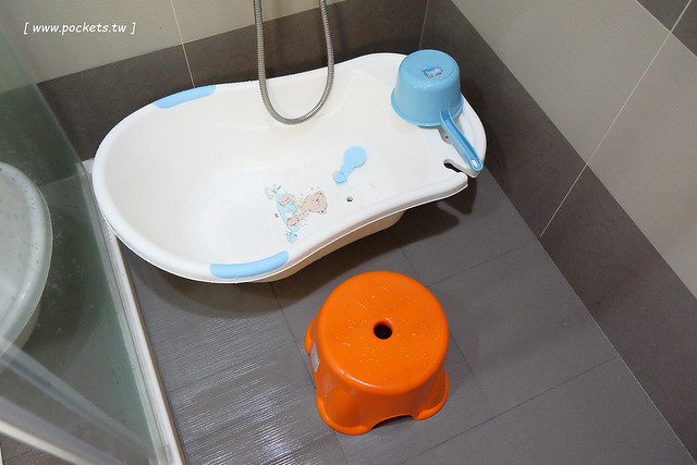 風車花園城堡┃宜蘭民宿推薦：溫馨浪漫以卡童話故事為主題的民宿，有可愛的龍貓房、老皮阿寶房，還有浪漫的藍洞房，凡爾賽房，適合情侶和親子入住(文末抽住宿券) @飛天璇的口袋