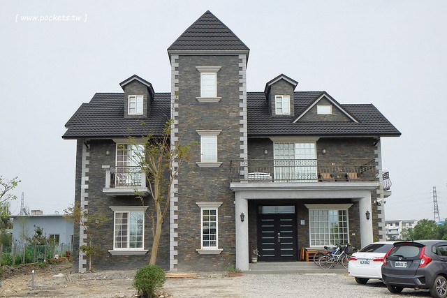 風車花園城堡┃宜蘭民宿推薦：溫馨浪漫以卡童話故事為主題的民宿，有可愛的龍貓房、老皮阿寶房，還有浪漫的藍洞房，凡爾賽房，適合情侶和親子入住(文末抽住宿券) @飛天璇的口袋