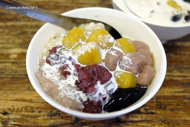 龍門客棧美食．仙草凍芋圓之家┃東海小吃美食：據說內行人都吃這家，芋圓紮實Q彈，料多好吃又不貴，我們全家一吃成主顧 @飛天璇的口袋