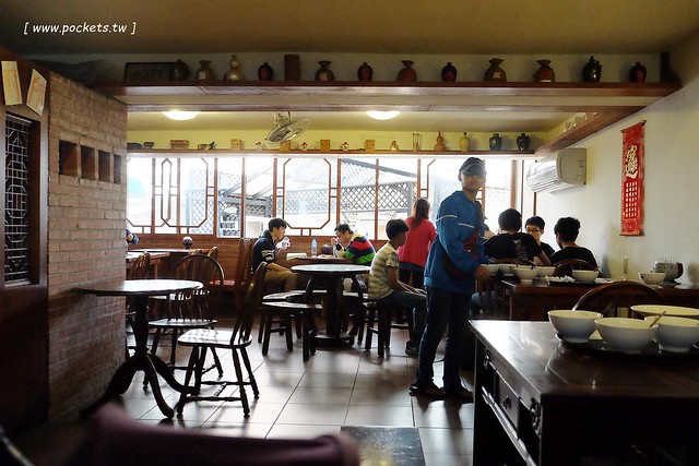 龍門客棧美食．仙草凍芋圓之家┃東海小吃美食：據說內行人都吃這家，芋圓紮實Q彈，料多好吃又不貴，我們全家一吃成主顧 @飛天璇的口袋