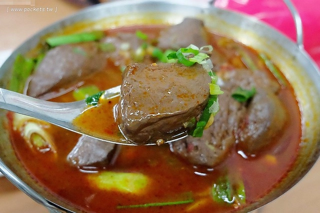 陸軍小館┃台中西區美食：鄰近台中科博館的超人氣美食，以眷村為主題復古懷舊風，炒飯湯麵小吃湯品都很不錯，假日要有排隊心理準備 @飛天璇的口袋