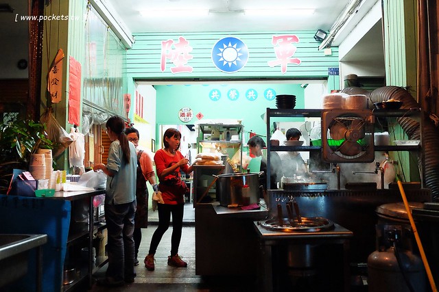 陸軍小館┃台中西區美食：鄰近台中科博館的超人氣美食，以眷村為主題復古懷舊風，炒飯湯麵小吃湯品都很不錯，假日要有排隊心理準備 @飛天璇的口袋