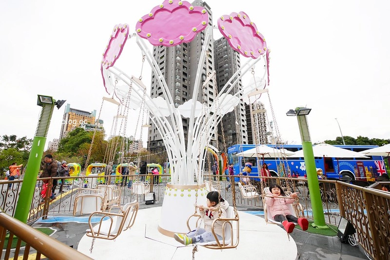 青蘋果樂園┃台中旅遊景點：草悟道廣現出現城市中的遊樂園，有旋轉木馬、摩天輪、海盜船和全台最大的扭蛋機 @飛天璇的口袋