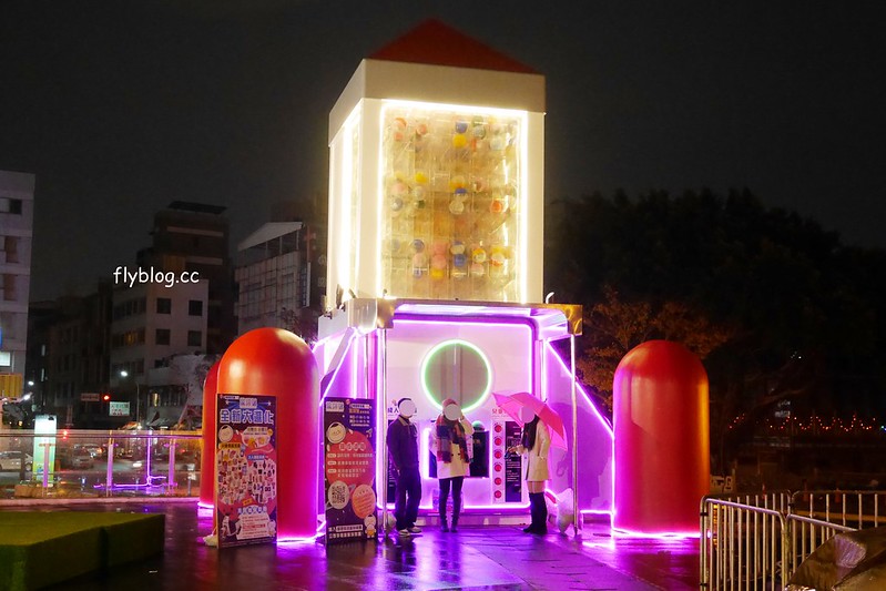 青蘋果樂園┃台中旅遊景點：草悟道廣現出現城市中的遊樂園，有旋轉木馬、摩天輪、海盜船和全台最大的扭蛋機 @飛天璇的口袋