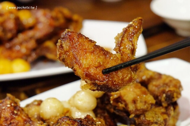 朴大哥的韓式炸雞┃逢甲美食餐廳：品嚐韓國老闆開的炸雞店，炸雞鹹甜酥脆又入味，搬了家後環境更乾淨寬敞，逢甲超人氣必吃美食推薦 @飛天璇的口袋