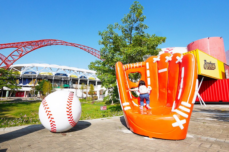 【台中北屯】台中洲際棒球場，台中棒球故事館文創園區，好運來迷你蛋婚宴會館，彩色馬卡龍貨櫃屋，IG打卡拍照和遛小孩的好地方 @飛天璇的口袋