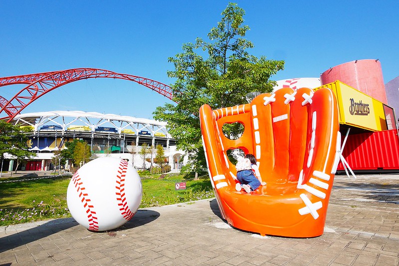 【台中北屯】台中洲際棒球場，台中棒球故事館文創園區，好運來迷你蛋婚宴會館，彩色馬卡龍貨櫃屋，IG打卡拍照和遛小孩的好地方 @飛天璇的口袋