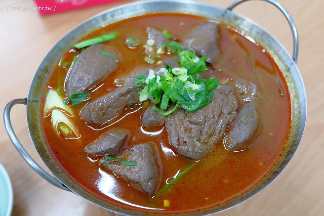 陸軍小館┃台中西區美食：鄰近台中科博館的超人氣美食，以眷村為主題復古懷舊風，炒飯湯麵小吃湯品都很不錯，假日要有排隊心理準備 @飛天璇的口袋