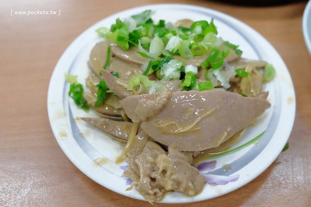 陸軍小館┃台中西區美食：鄰近台中科博館的超人氣美食，以眷村為主題復古懷舊風，炒飯湯麵小吃湯品都很不錯，假日要有排隊心理準備 @飛天璇的口袋