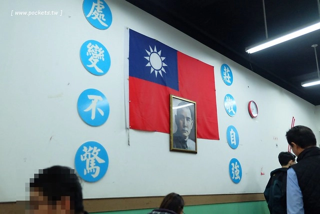 陸軍小館┃台中西區美食：鄰近台中科博館的超人氣美食，以眷村為主題復古懷舊風，炒飯湯麵小吃湯品都很不錯，假日要有排隊心理準備 @飛天璇的口袋