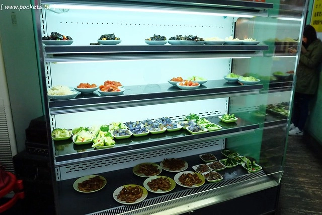 陸軍小館┃台中西區美食：鄰近台中科博館的超人氣美食，以眷村為主題復古懷舊風，炒飯湯麵小吃湯品都很不錯，假日要有排隊心理準備 @飛天璇的口袋