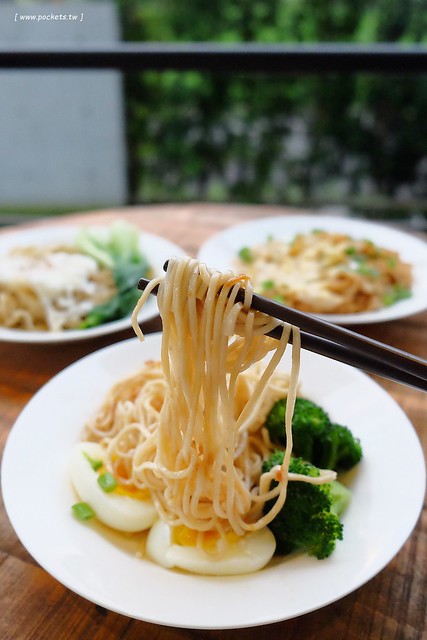 鬼椒乾拌麵┃口感彈牙的日曬手工麵，不想出門也可以在家輕鬆煮，簡單易煮料理有多種變化，鬼椒麻辣、干貝XO醬和椒麻海苔三種口味 @飛天璇的口袋