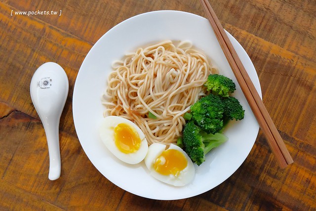 鬼椒乾拌麵┃口感彈牙的日曬手工麵，不想出門也可以在家輕鬆煮，簡單易煮料理有多種變化，鬼椒麻辣、干貝XO醬和椒麻海苔三種口味 @飛天璇的口袋