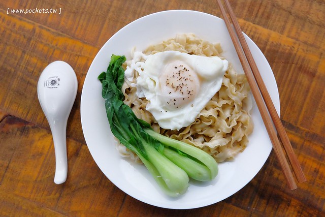 鬼椒乾拌麵┃口感彈牙的日曬手工麵，不想出門也可以在家輕鬆煮，簡單易煮料理有多種變化，鬼椒麻辣、干貝XO醬和椒麻海苔三種口味 @飛天璇的口袋