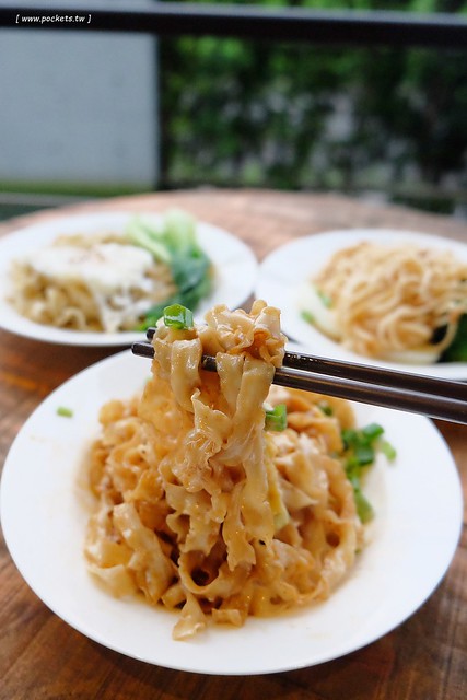 鬼椒乾拌麵┃口感彈牙的日曬手工麵，不想出門也可以在家輕鬆煮，簡單易煮料理有多種變化，鬼椒麻辣、干貝XO醬和椒麻海苔三種口味 @飛天璇的口袋