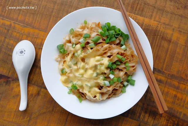 鬼椒乾拌麵┃口感彈牙的日曬手工麵，不想出門也可以在家輕鬆煮，簡單易煮料理有多種變化，鬼椒麻辣、干貝XO醬和椒麻海苔三種口味 @飛天璇的口袋